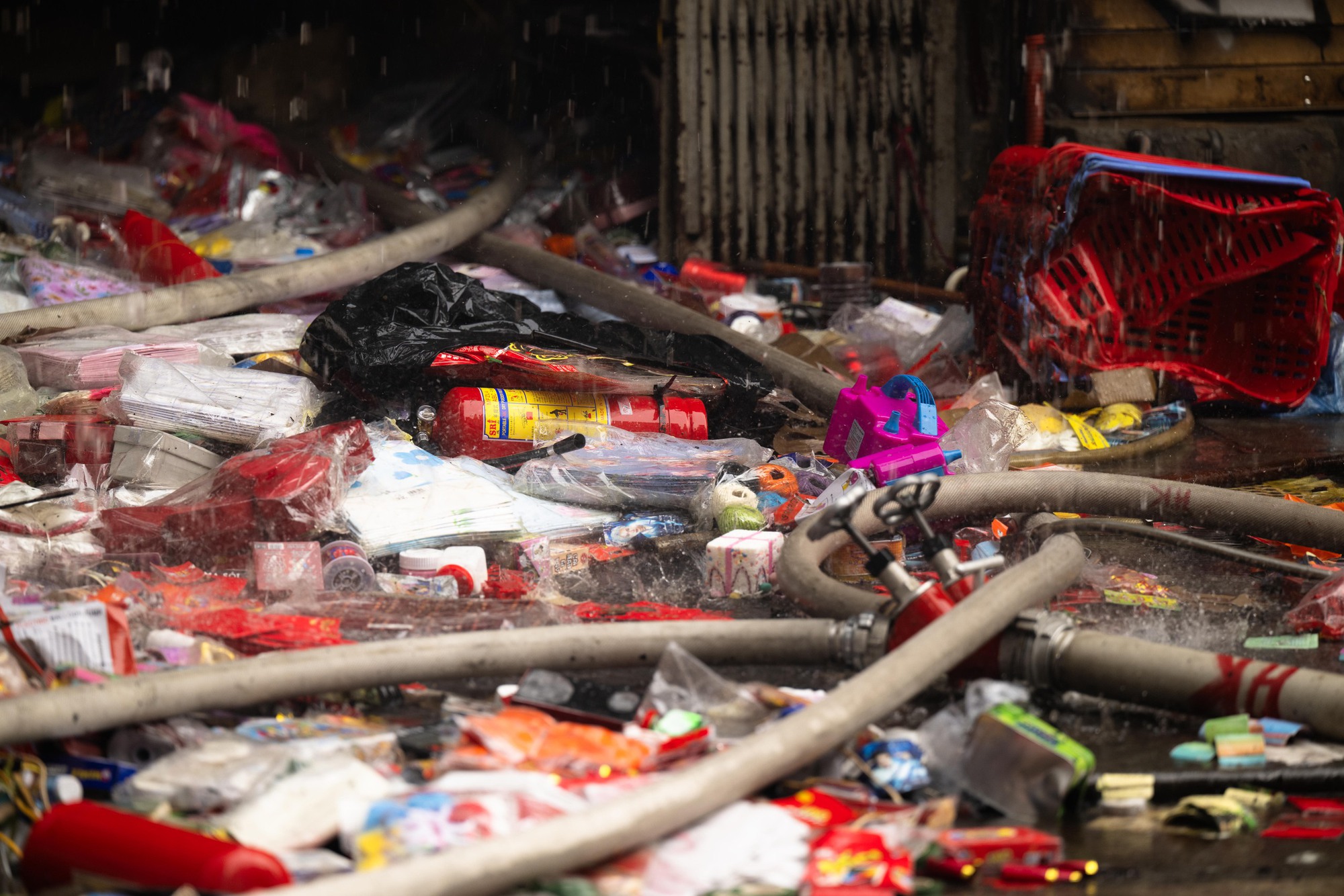 Hà Nội: Cháy lớn trên phố Hàng Mã ngày cuối năm, đôi nam nữ liều mình nhảy từ tầng cao thoát thân- Ảnh 12.