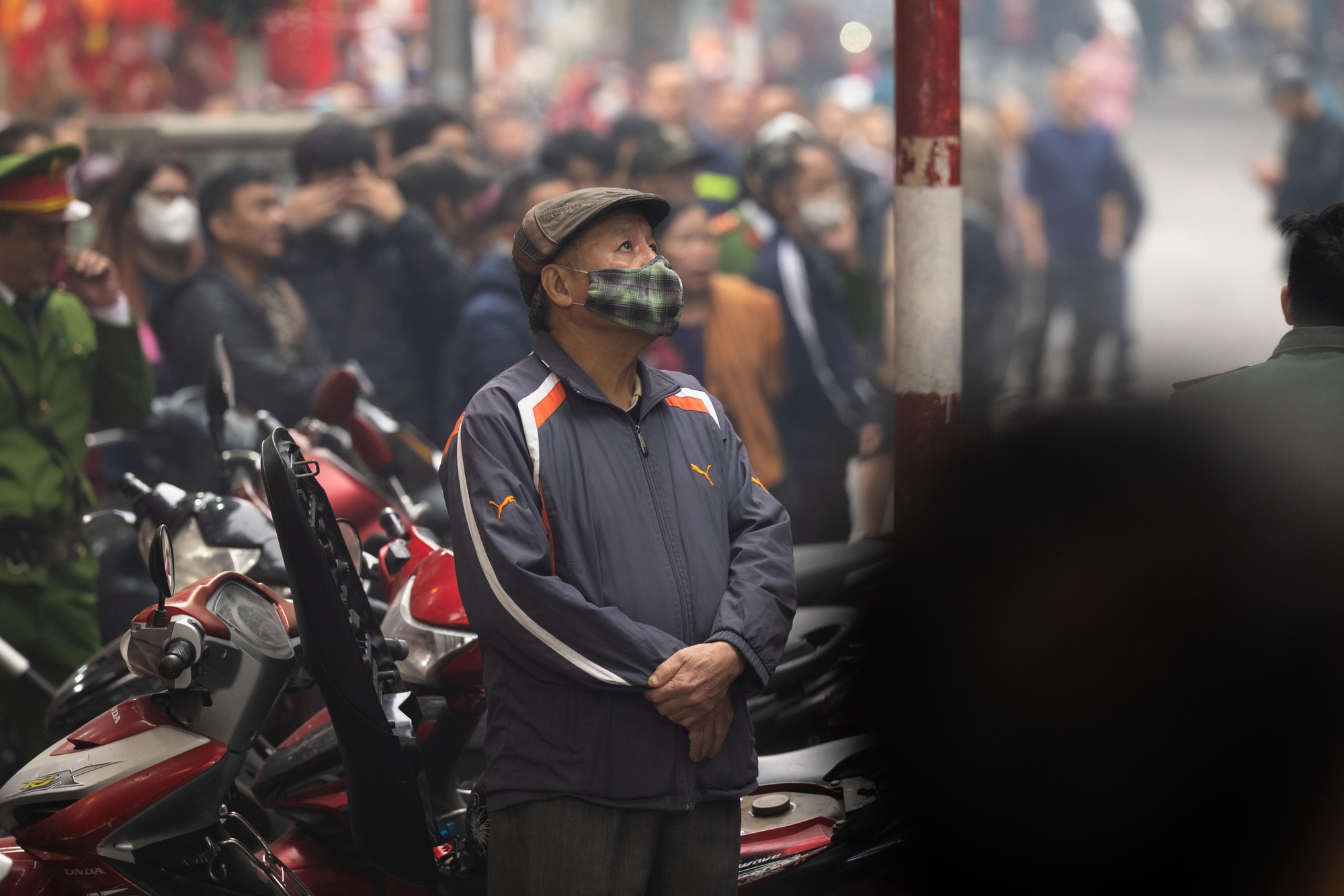 Hà Nội: Cháy lớn trên phố Hàng Mã ngày cuối năm, đôi nam nữ liều mình nhảy từ tầng cao thoát thân- Ảnh 13.