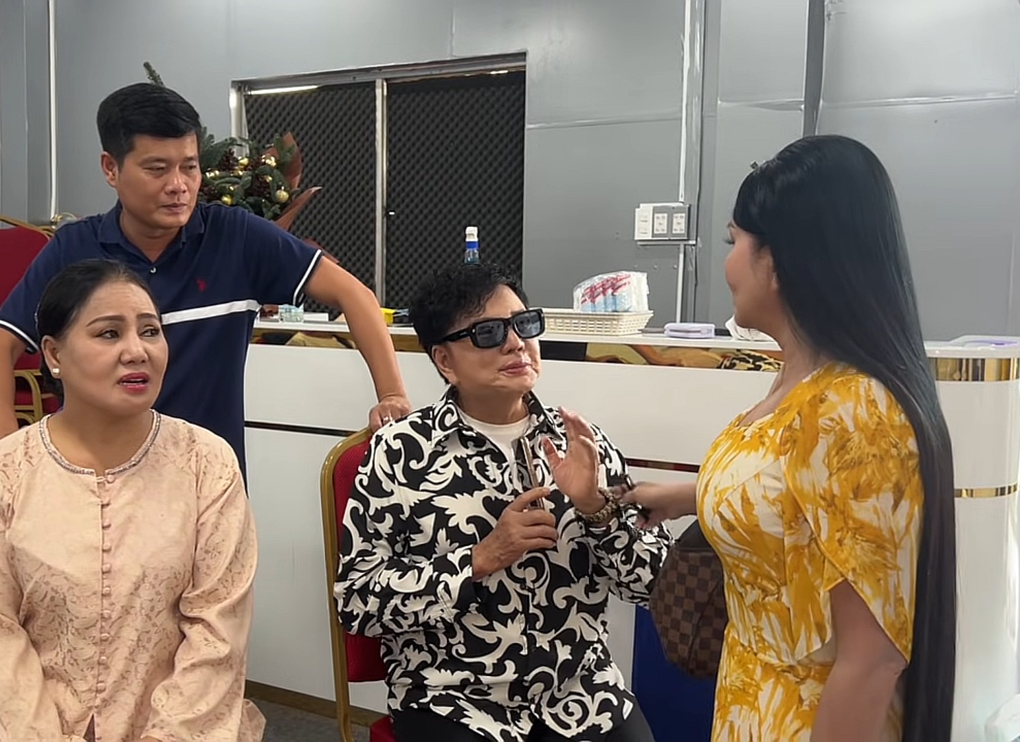 Nữ NSƯT từ Mỹ về bị ông trùm Điền Quân Khương Dừa bắt nộp phạt 5 triệu đồng- Ảnh 2.