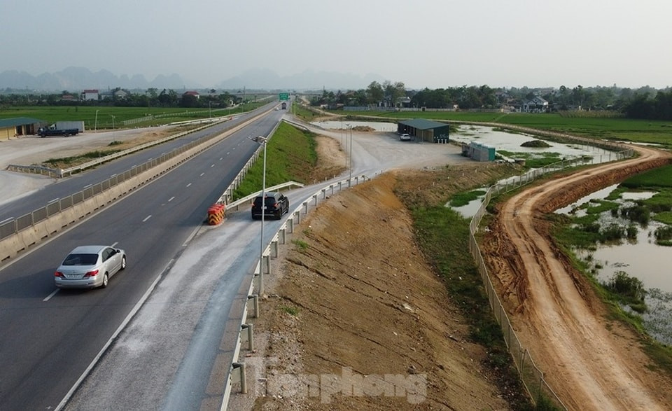 Bộ Xây dựng 'thúc' tiến độ xây trạm dừng nghỉ trên cao tốc Bắc - Nam- Ảnh 1.