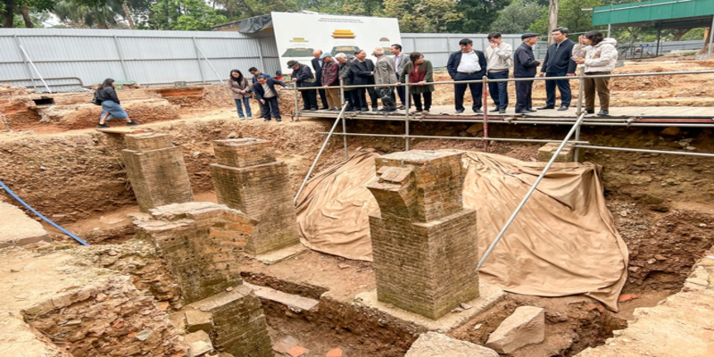 Đào đất, người dân Việt Nam đụng trúng vật hình trụ dày 4m màu vàng lạ, chuyên gia xác nhận báu vật lớn nhất lịch sử - Ảnh 1.