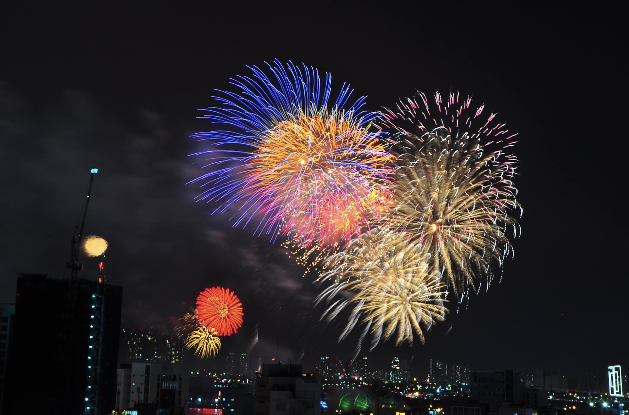 Những địa điểm xem pháo hoa tối nay, view đẹp và hoàn toàn miễn phí!- Ảnh 1.