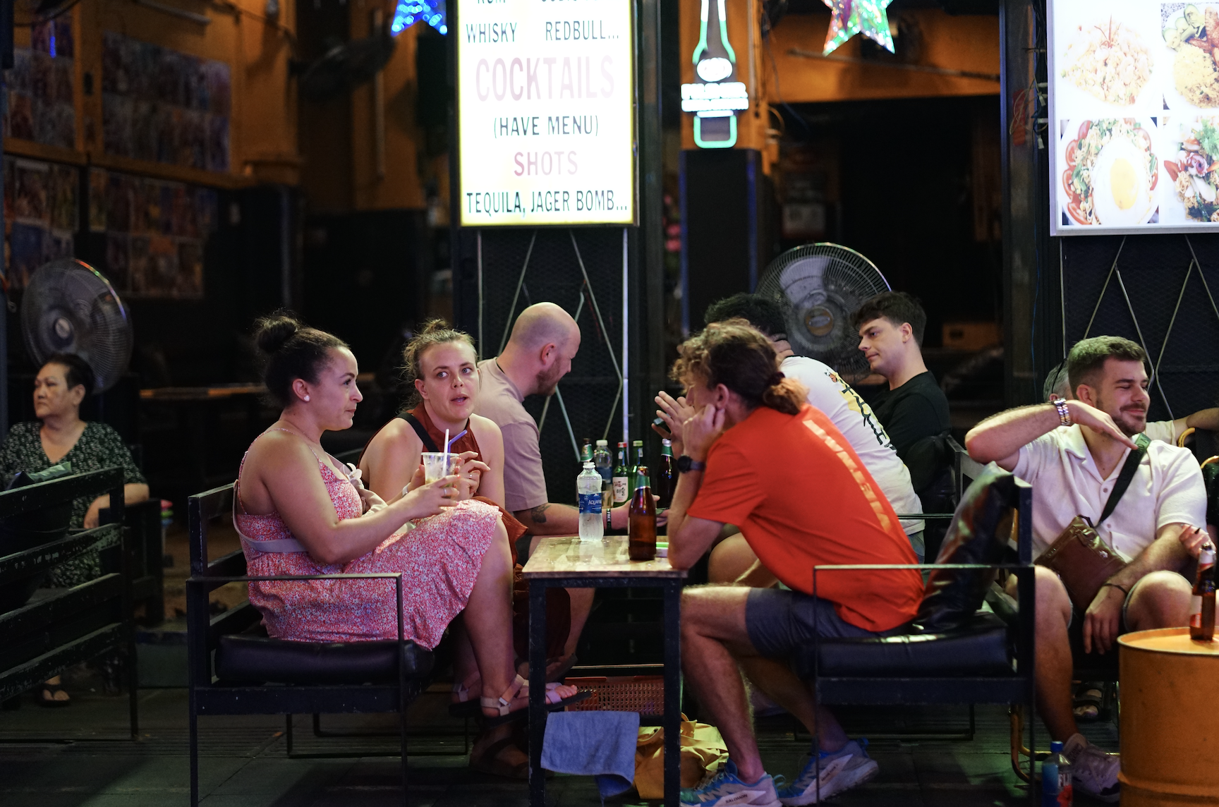 Đêm 31/12: Khách Tây tưng bừng đón năm mới tại TP.HCM, giới trẻ đổ xô đến xem pháo hoa ở view triệu đô bên bờ sông Sài Gòn- Ảnh 14.