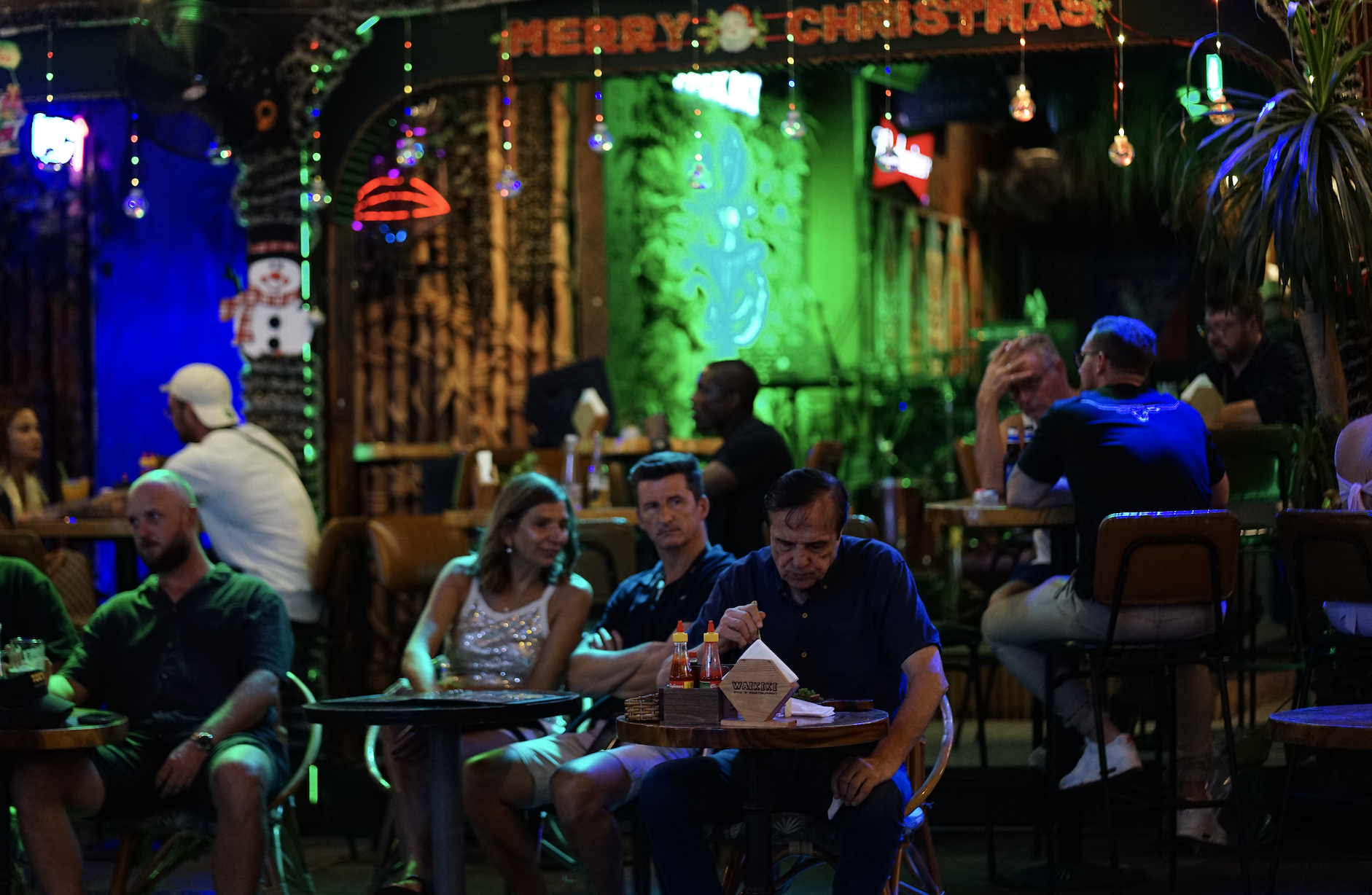 Đêm 31/12: Khách Tây tưng bừng đón năm mới tại TP.HCM, giới trẻ đổ xô đến xem pháo hoa ở view triệu đô bên bờ sông Sài Gòn- Ảnh 13.