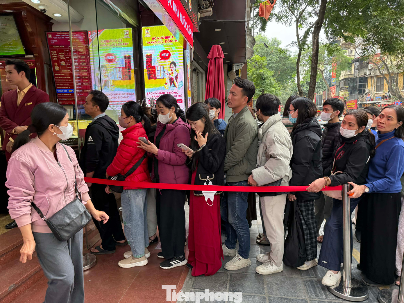 Giá vàng SJC giảm rất mạnh, thông báo bất ngờ từ một doanh nghiệp- Ảnh 2.