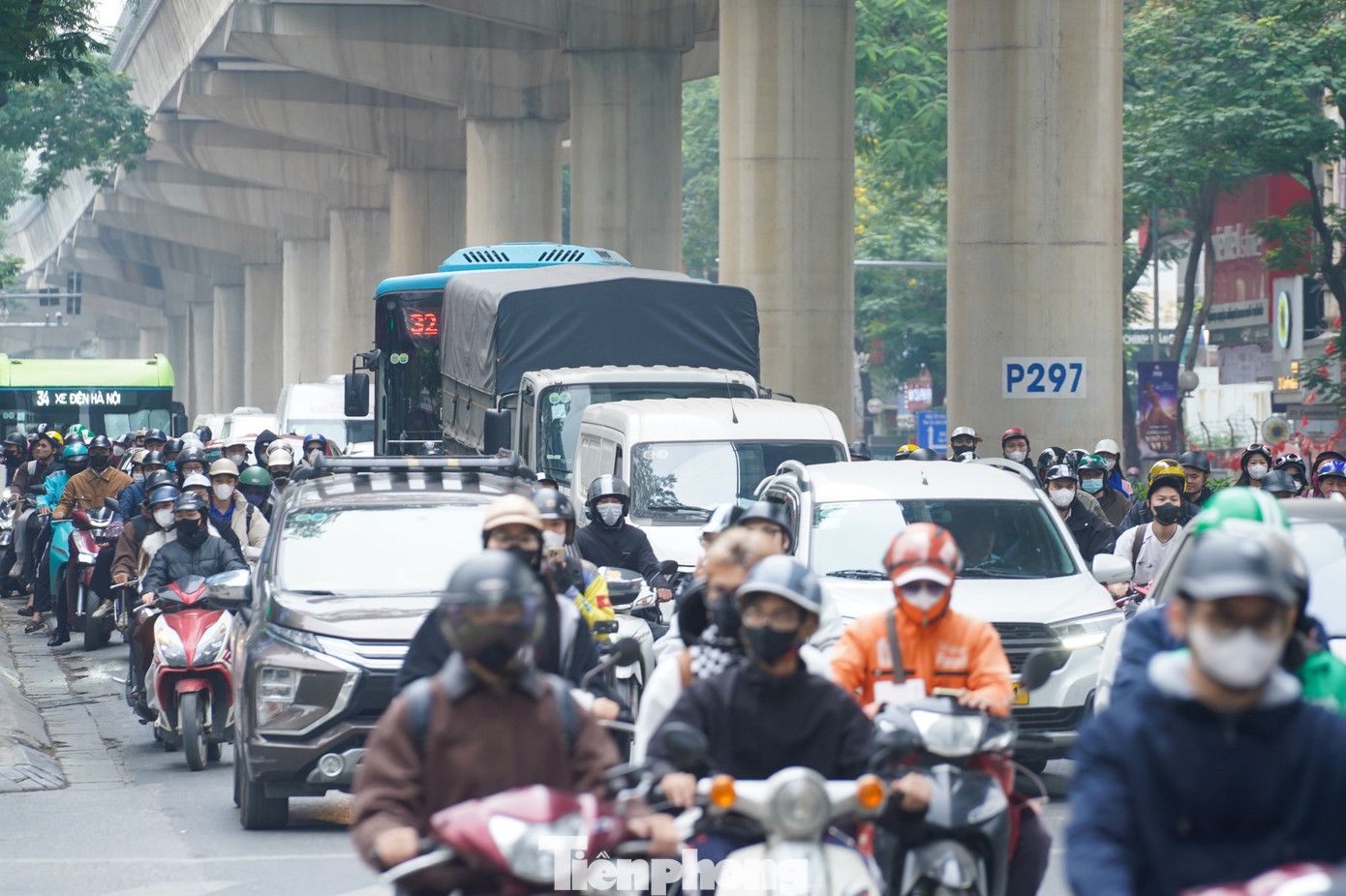 Người dân hối hả rời Hà Nội, cửa ngõ ùn tắc chiều cuối năm- Ảnh 6.