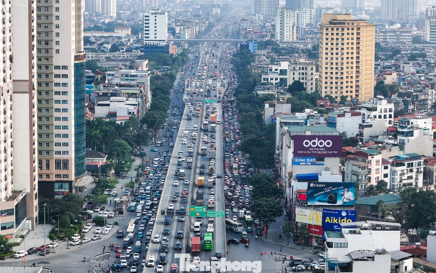 Người dân hối hả rời Hà Nội, cửa ngõ ùn tắc chiều cuối năm- Ảnh 2.