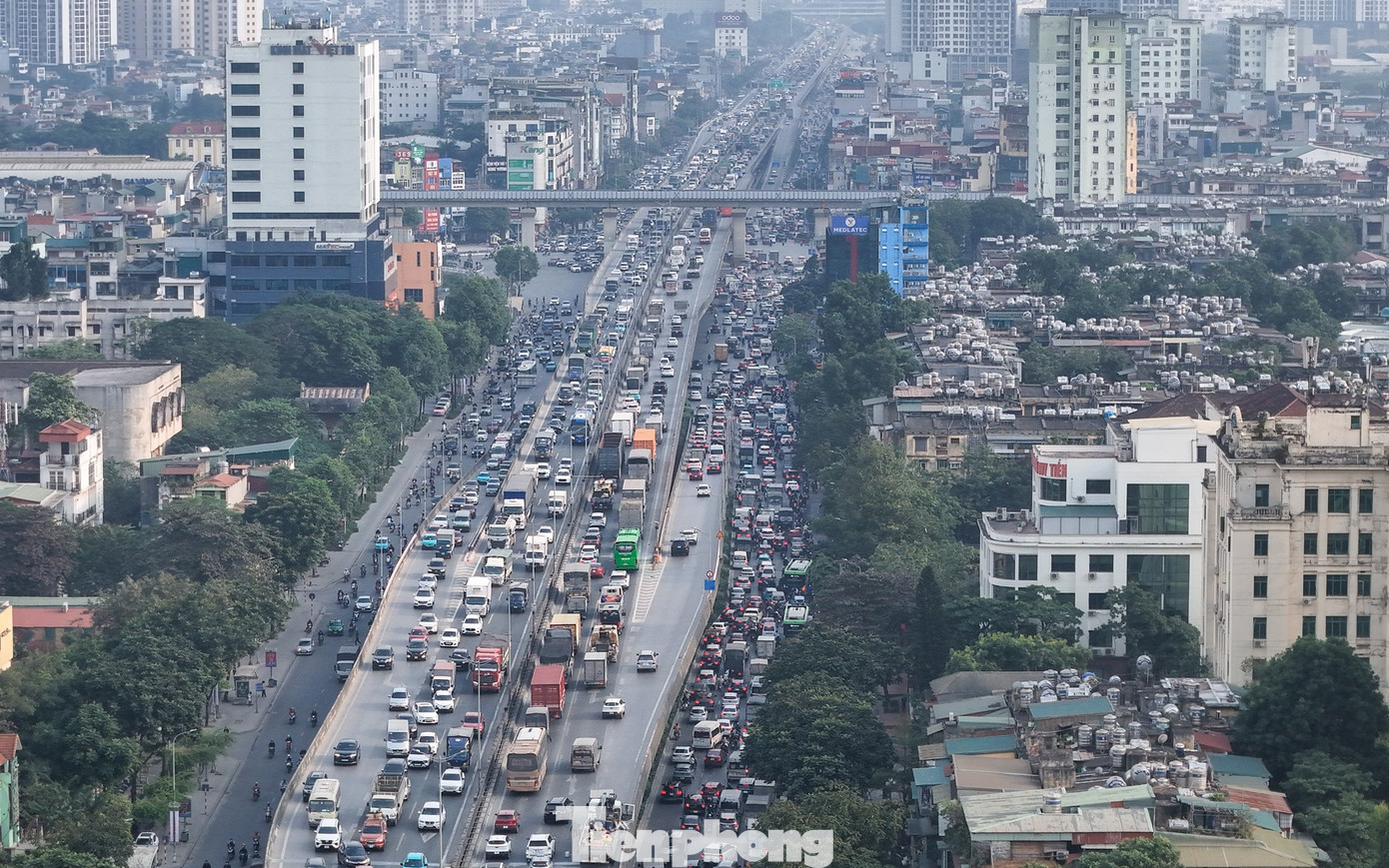 Người dân hối hả rời Hà Nội, cửa ngõ ùn tắc chiều cuối năm- Ảnh 10.