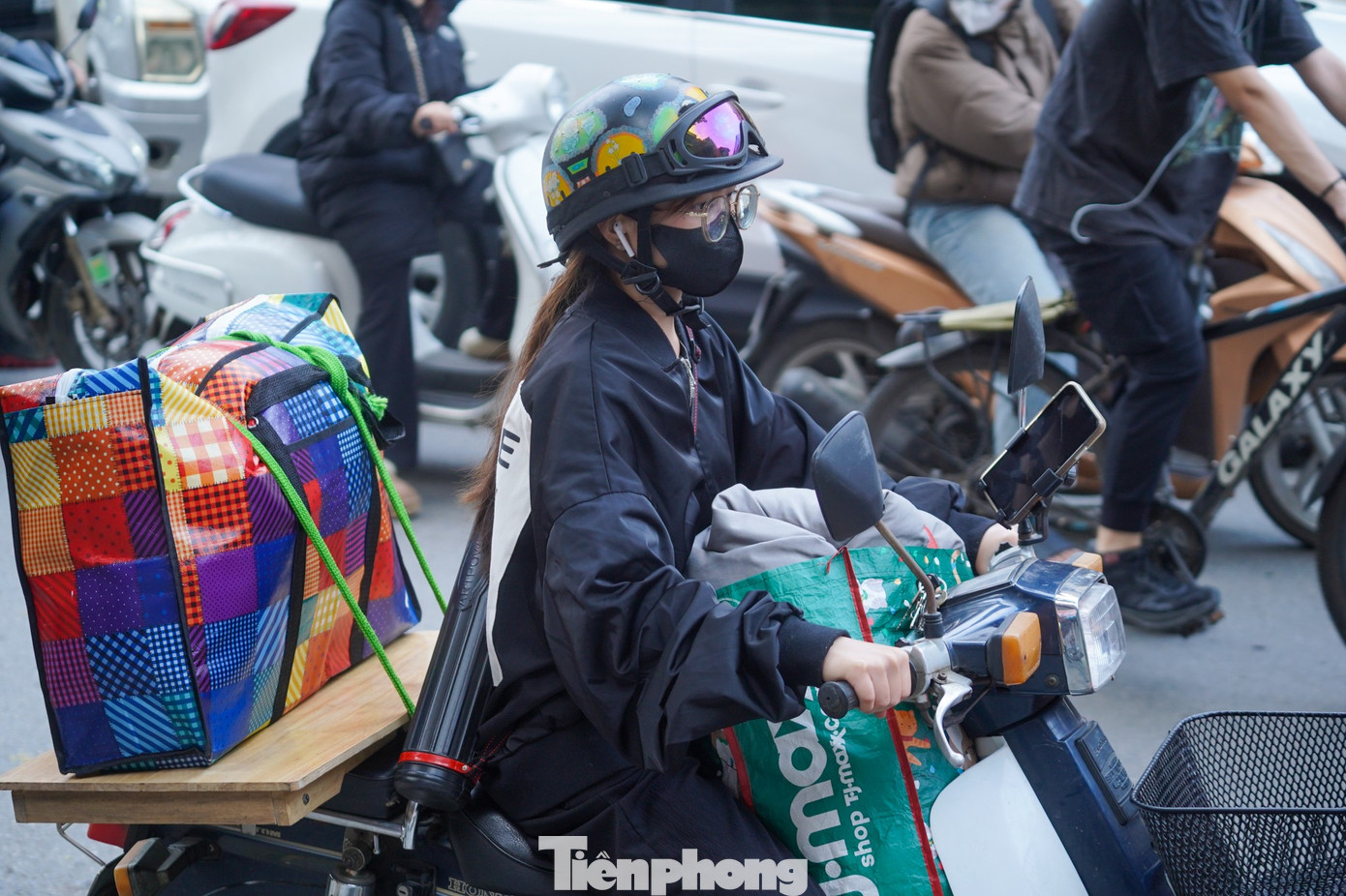 Người dân hối hả rời Hà Nội, cửa ngõ ùn tắc chiều cuối năm- Ảnh 5.