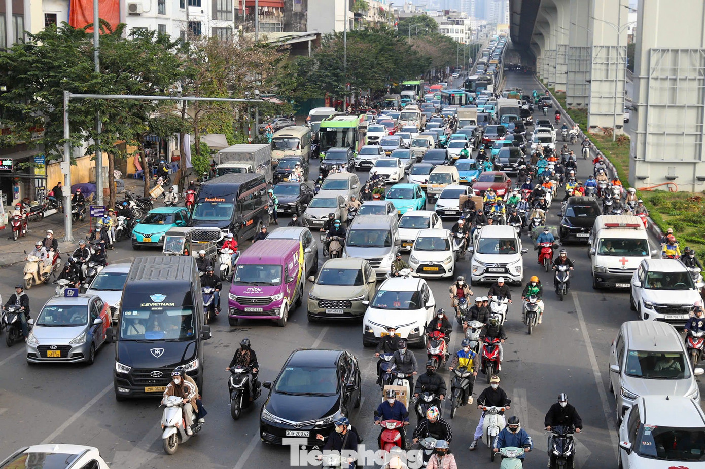 Người dân hối hả rời Hà Nội, cửa ngõ ùn tắc chiều cuối năm- Ảnh 12.