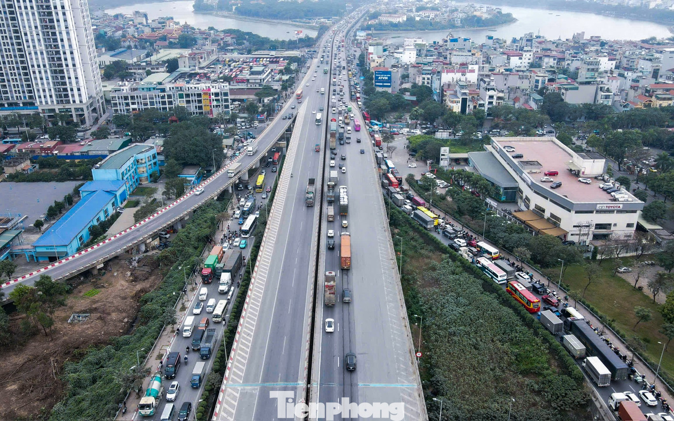 Người dân hối hả rời Hà Nội, cửa ngõ ùn tắc chiều cuối năm- Ảnh 16.