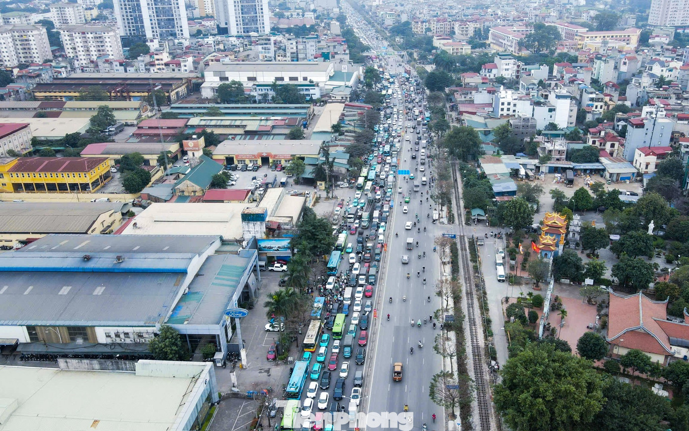 Người dân hối hả rời Hà Nội, cửa ngõ ùn tắc chiều cuối năm- Ảnh 13.
