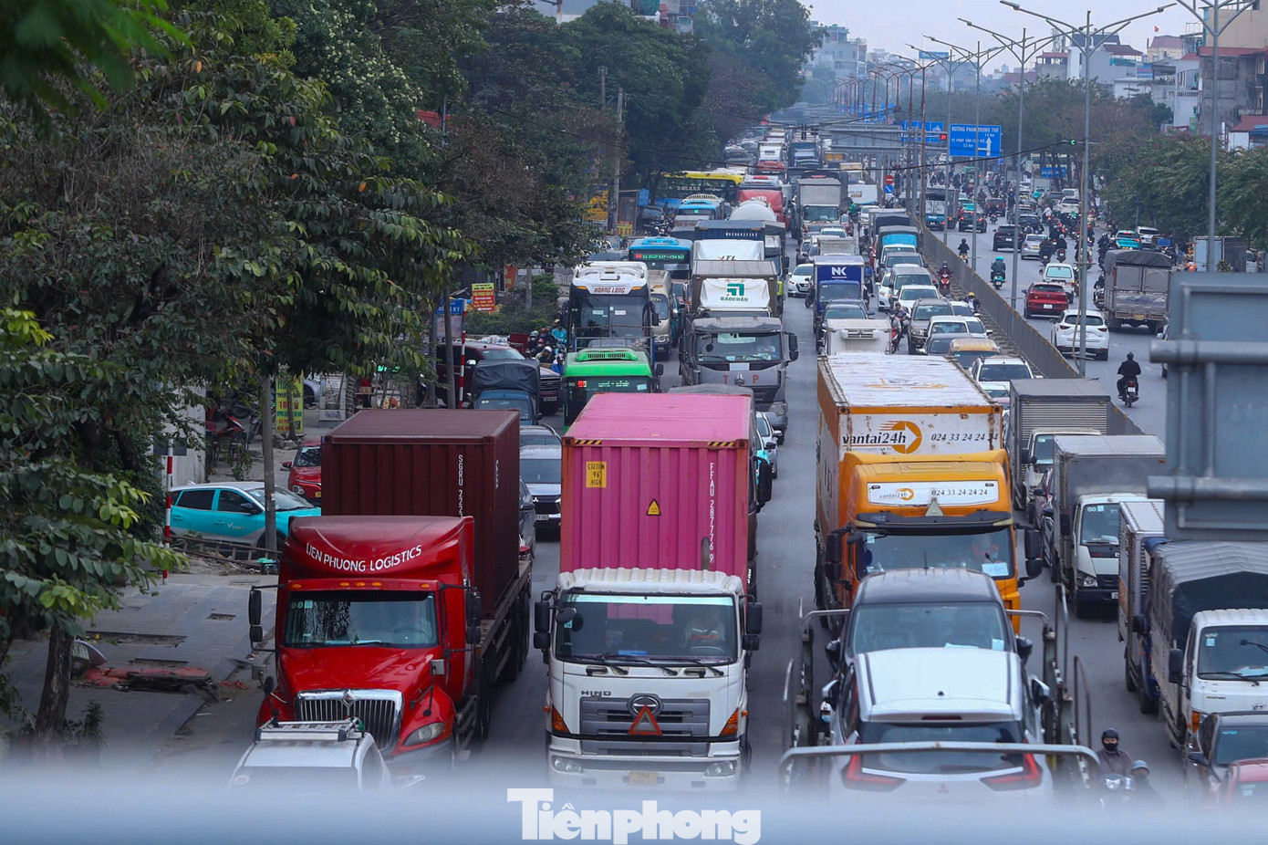 Người dân hối hả rời Hà Nội, cửa ngõ ùn tắc chiều cuối năm- Ảnh 14.