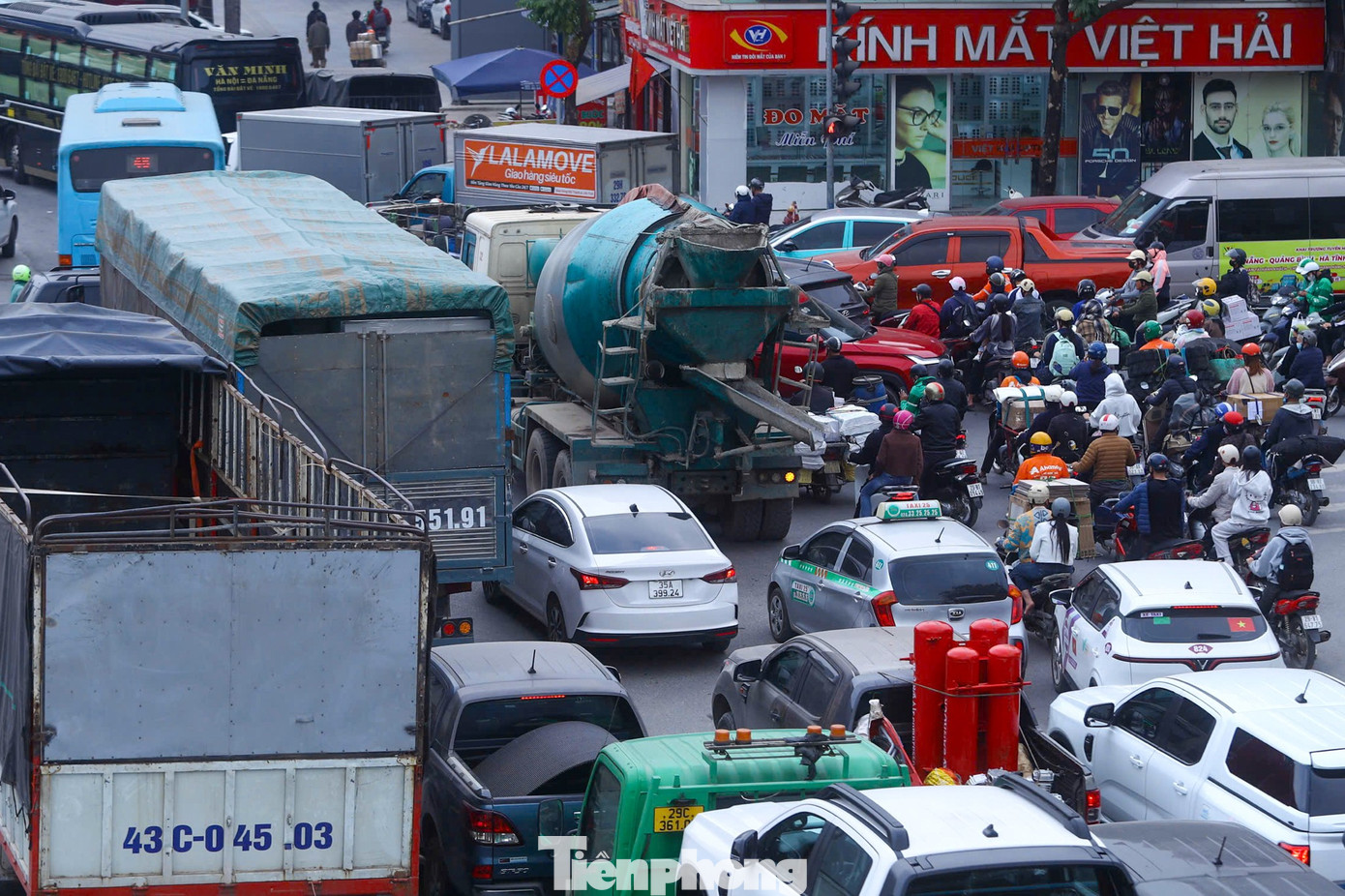 Người dân hối hả rời Hà Nội, cửa ngõ ùn tắc chiều cuối năm- Ảnh 15.