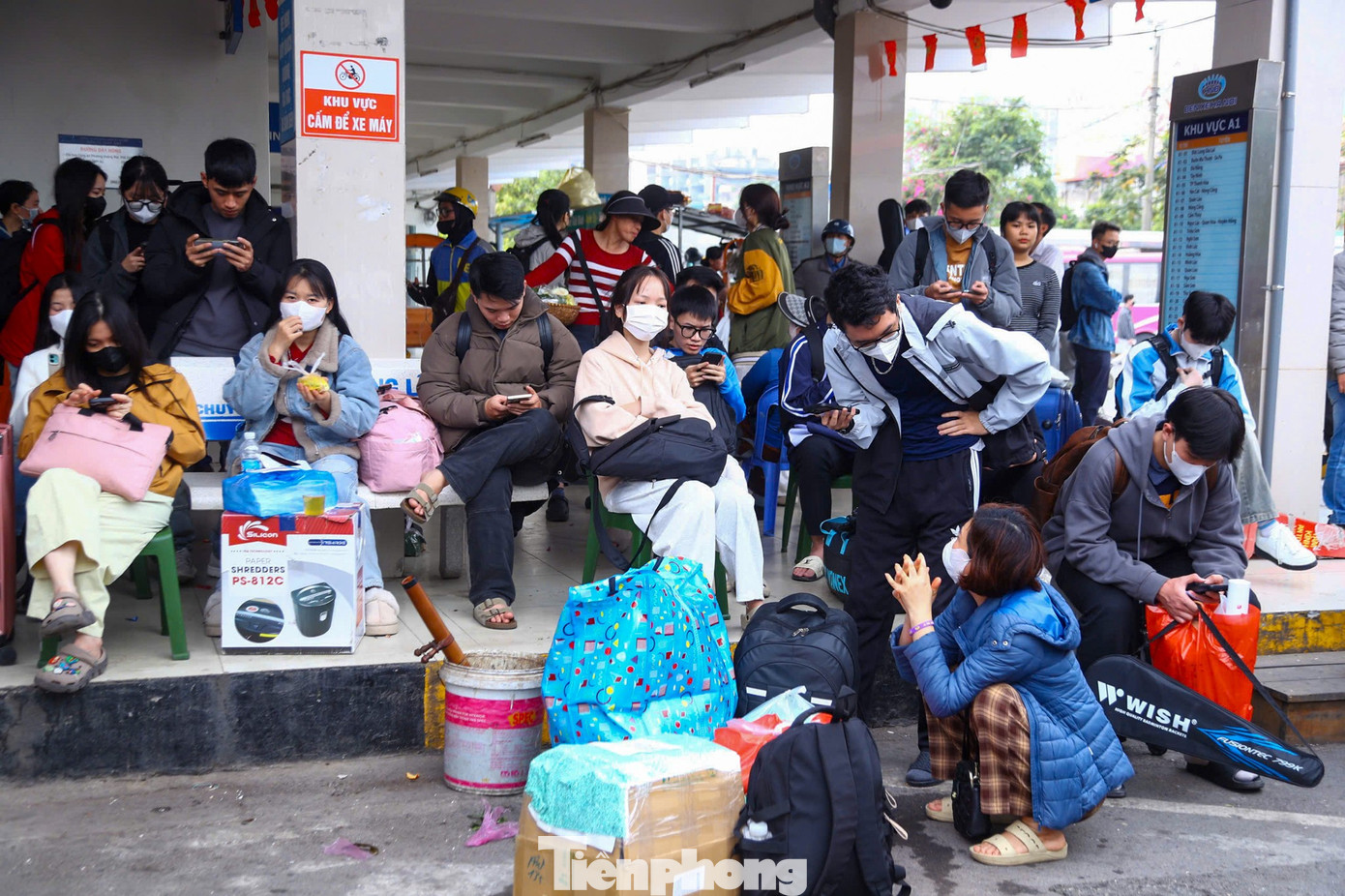 Người dân hối hả rời Hà Nội, cửa ngõ ùn tắc chiều cuối năm- Ảnh 8.