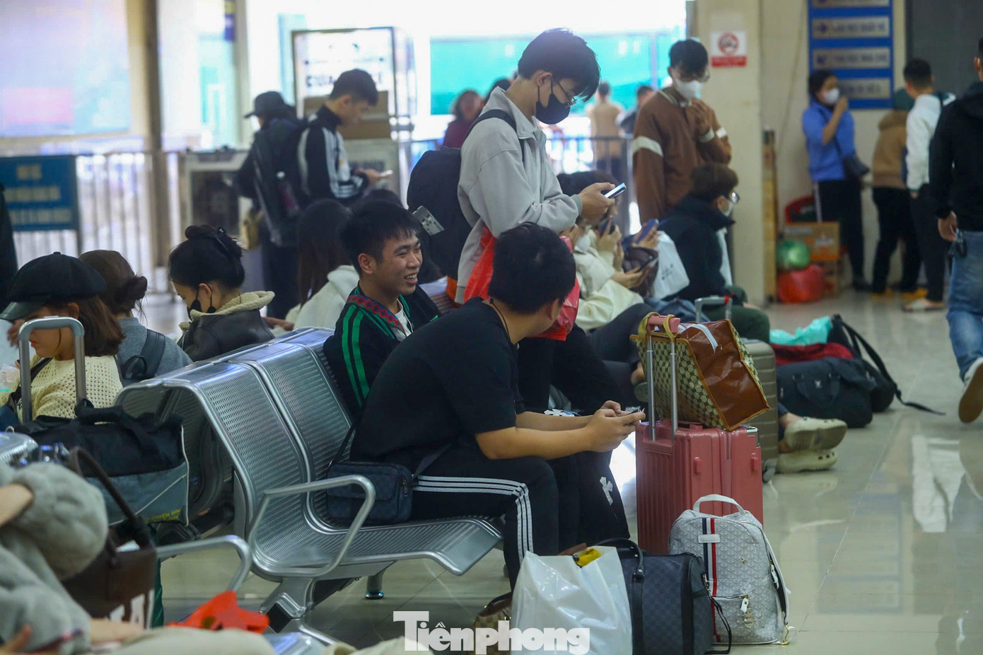 Người dân hối hả rời Hà Nội, cửa ngõ ùn tắc chiều cuối năm- Ảnh 7.