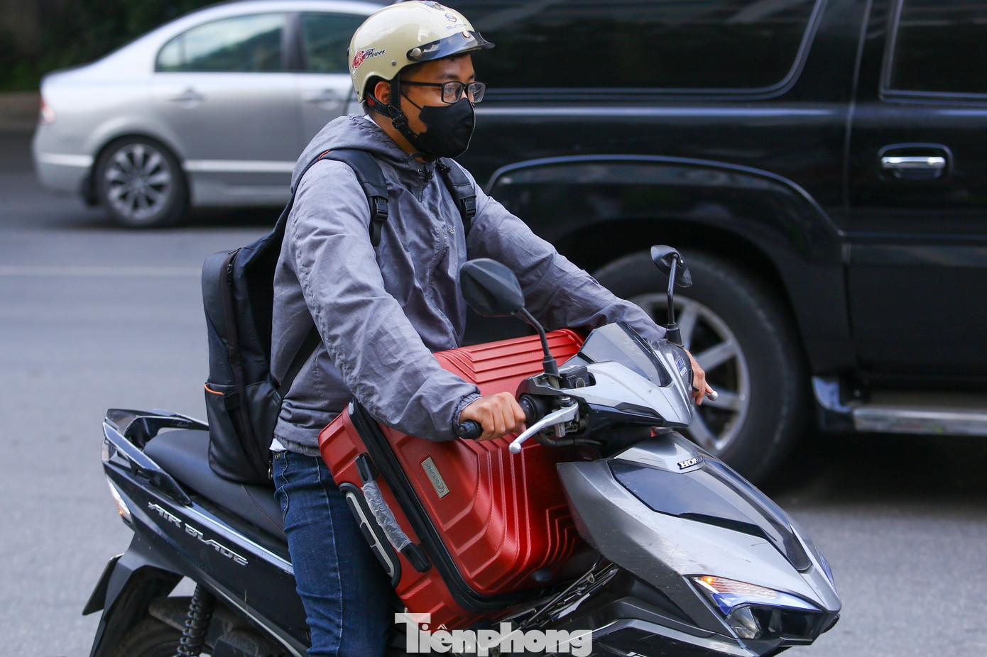 Người dân hối hả rời Hà Nội, cửa ngõ ùn tắc chiều cuối năm- Ảnh 4.