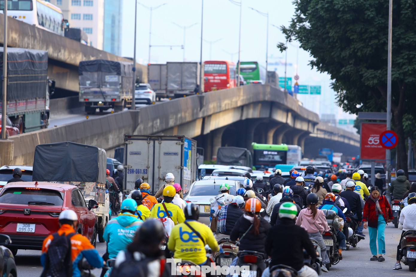 Người dân hối hả rời Hà Nội, cửa ngõ ùn tắc chiều cuối năm- Ảnh 1.