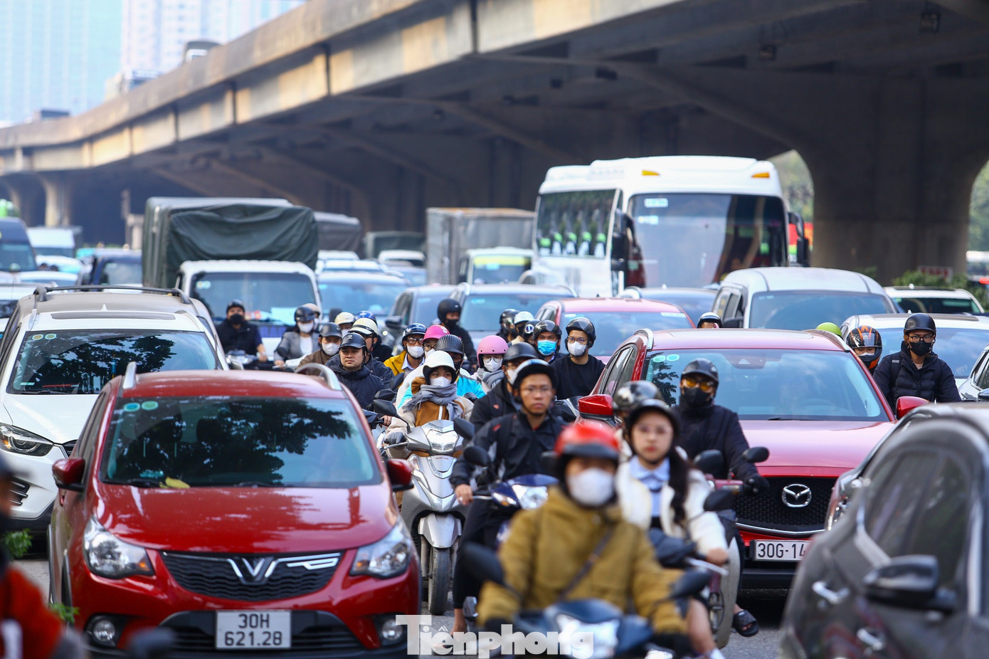 Người dân hối hả rời Hà Nội, cửa ngõ ùn tắc chiều cuối năm- Ảnh 11.