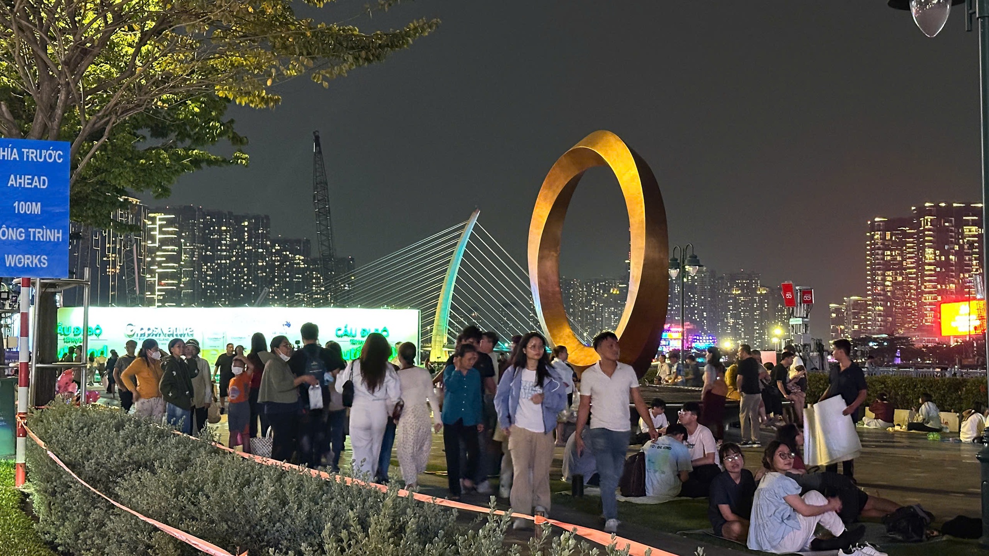 Đêm 31/12: Khách Tây tưng bừng đón năm mới tại TP.HCM, giới trẻ đổ xô đến xem pháo hoa ở view triệu đô bên bờ sông Sài Gòn- Ảnh 3.