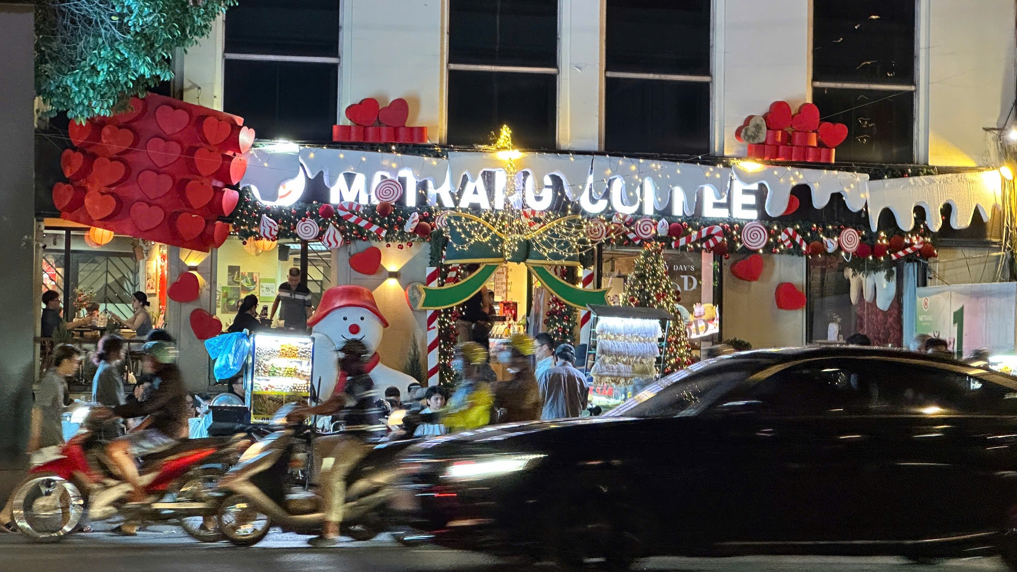 Đêm 31/12: Khách Tây tưng bừng đón năm mới tại TP.HCM, giới trẻ đổ xô đến xem pháo hoa ở view triệu đô bên bờ sông Sài Gòn- Ảnh 2.