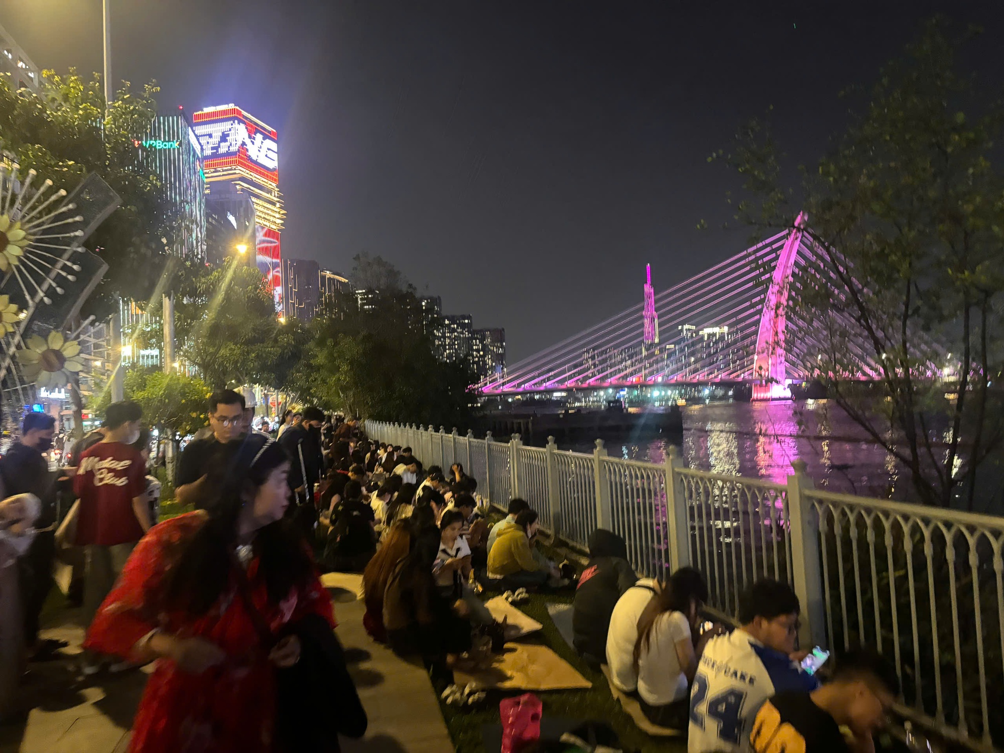 Đêm 31/12: Khách Tây tưng bừng đón năm mới tại TP.HCM, giới trẻ đổ xô đến xem pháo hoa ở view triệu đô bên bờ sông Sài Gòn- Ảnh 7.