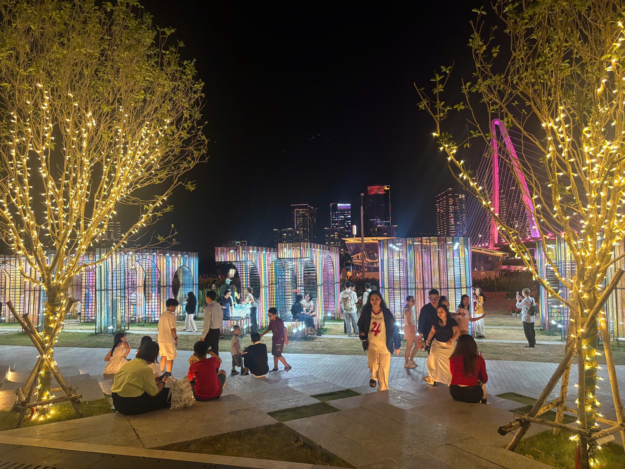 Đêm 31/12: Khách Tây tưng bừng đón năm mới tại TP.HCM, giới trẻ đổ xô đến xem pháo hoa ở view triệu đô bên bờ sông Sài Gòn- Ảnh 8.