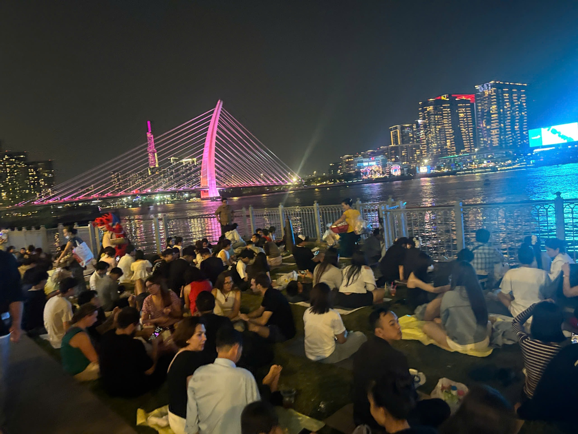 Đêm 31/12: Khách Tây tưng bừng đón năm mới tại TP.HCM, giới trẻ đổ xô đến xem pháo hoa ở view triệu đô bên bờ sông Sài Gòn- Ảnh 6.