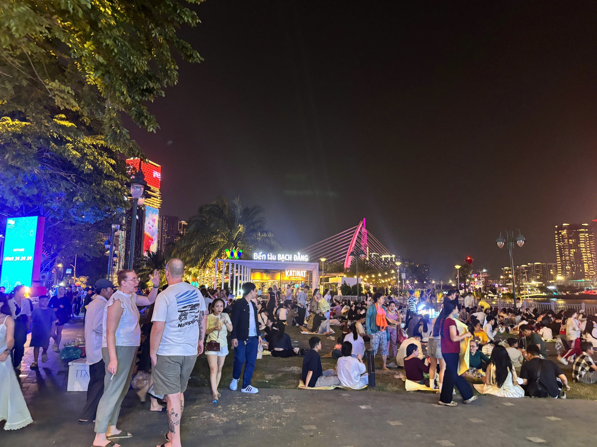 Đêm 31/12: Khách Tây tưng bừng đón năm mới tại TP.HCM, giới trẻ đổ xô đến xem pháo hoa ở view triệu đô bên bờ sông Sài Gòn- Ảnh 5.