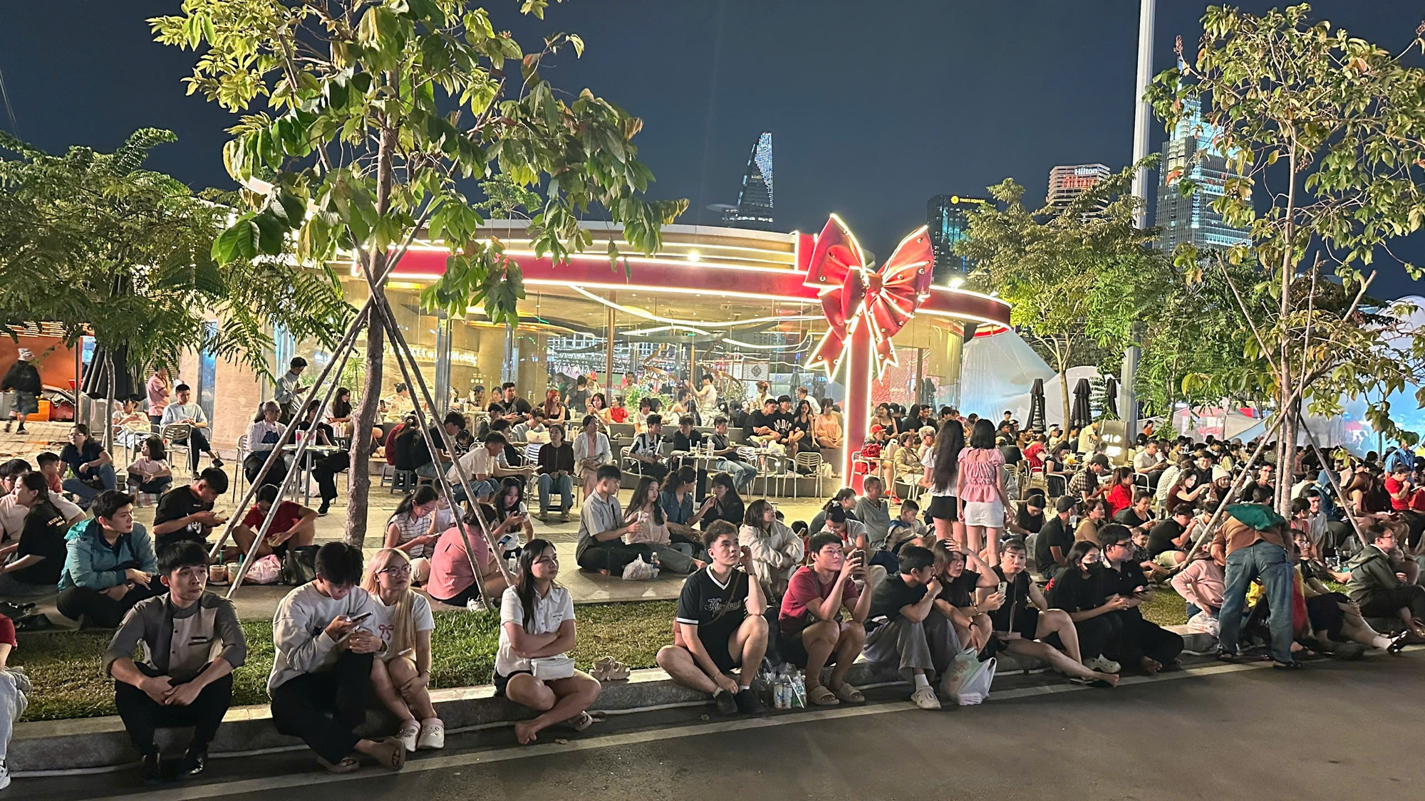 Đêm 31/12: Khách Tây tưng bừng đón năm mới tại TP.HCM, giới trẻ đổ xô đến xem pháo hoa ở view triệu đô bên bờ sông Sài Gòn- Ảnh 18.