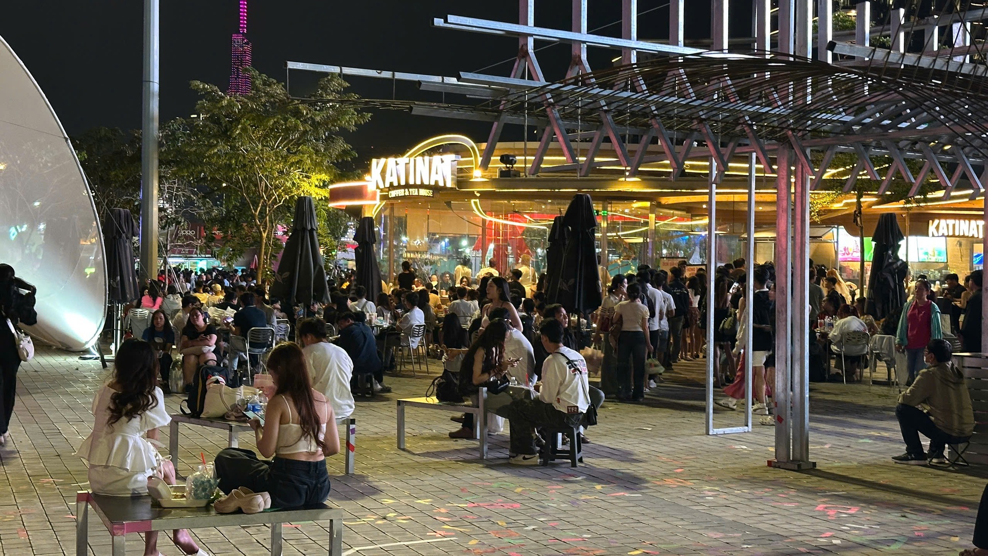 Đêm 31/12: Khách Tây tưng bừng đón năm mới tại TP.HCM, giới trẻ đổ xô đến xem pháo hoa ở view triệu đô bên bờ sông Sài Gòn- Ảnh 16.