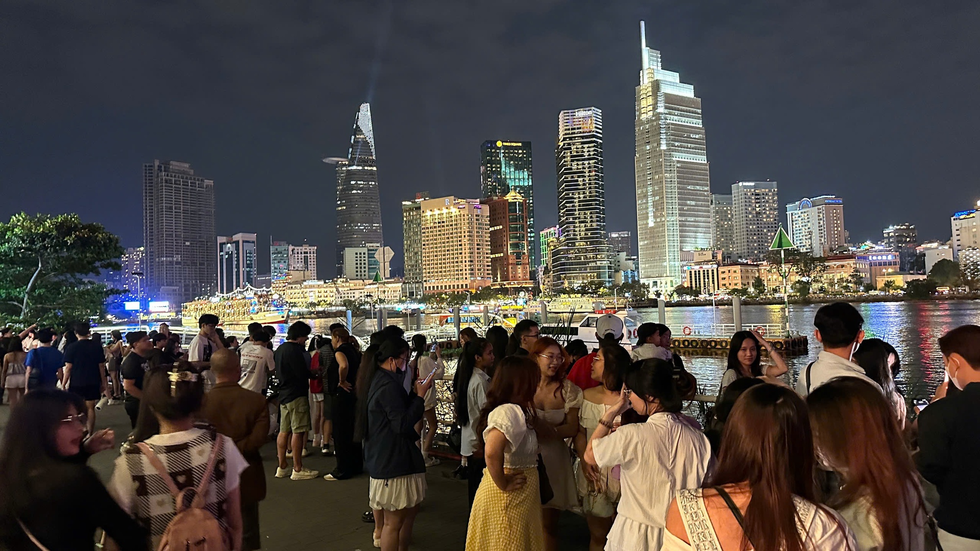 Đêm 31/12: Khách Tây tưng bừng đón năm mới tại TP.HCM, giới trẻ đổ xô đến xem pháo hoa ở view triệu đô bên bờ sông Sài Gòn- Ảnh 15.