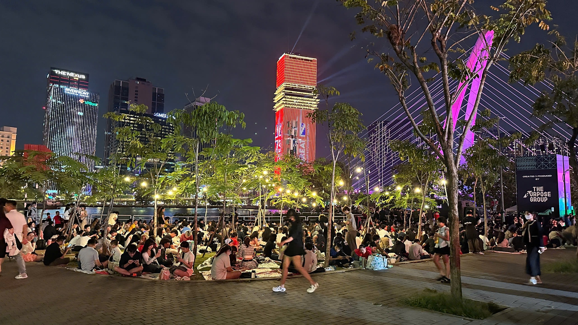 Đêm 31/12: Khách Tây tưng bừng đón năm mới tại TP.HCM, giới trẻ đổ xô đến xem pháo hoa ở view triệu đô bên bờ sông Sài Gòn- Ảnh 25.