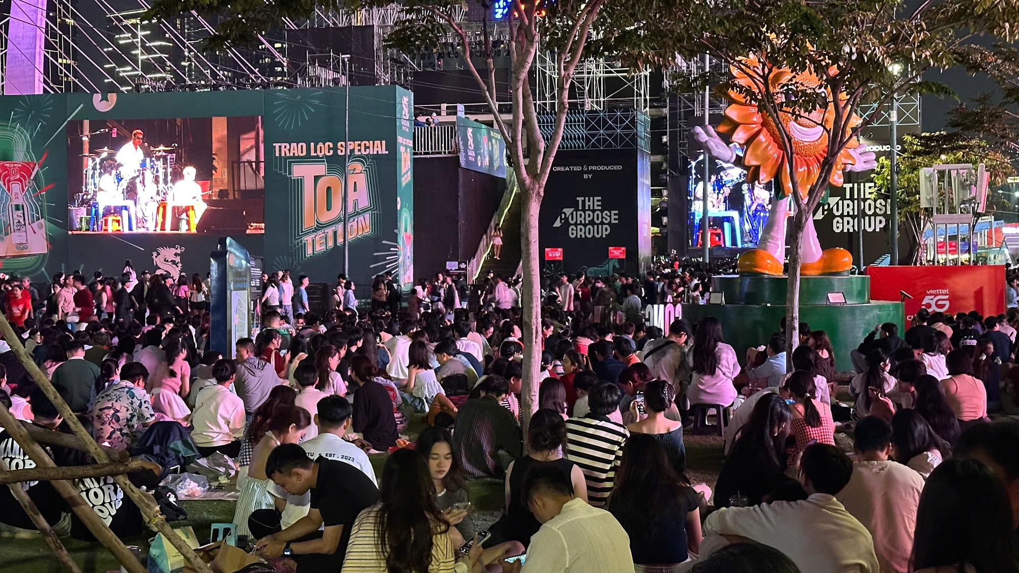 Đêm 31/12: Khách Tây tưng bừng đón năm mới tại TP.HCM, giới trẻ đổ xô đến xem pháo hoa ở view triệu đô bên bờ sông Sài Gòn- Ảnh 26.