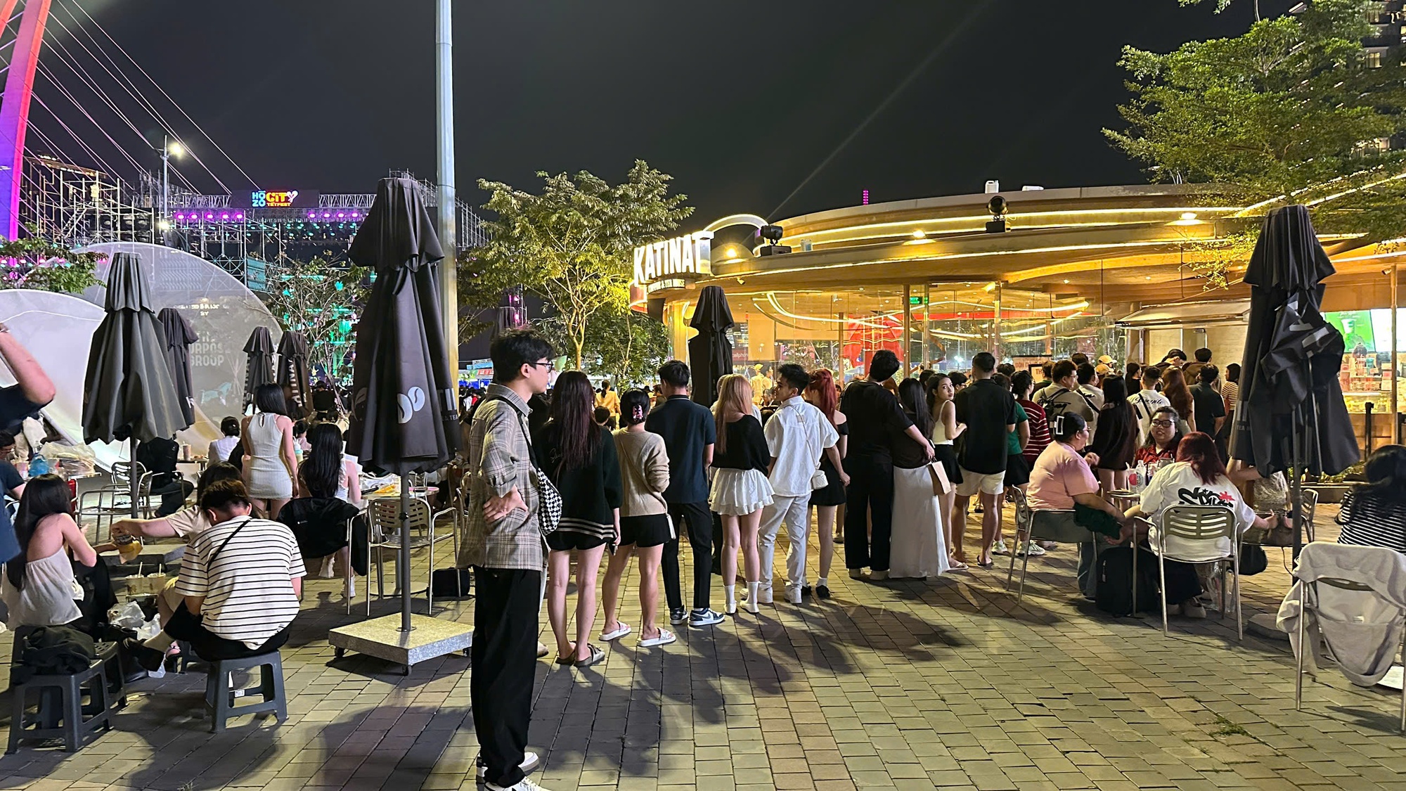 Đêm 31/12: Khách Tây tưng bừng đón năm mới tại TP.HCM, giới trẻ đổ xô đến xem pháo hoa ở view triệu đô bên bờ sông Sài Gòn- Ảnh 19.