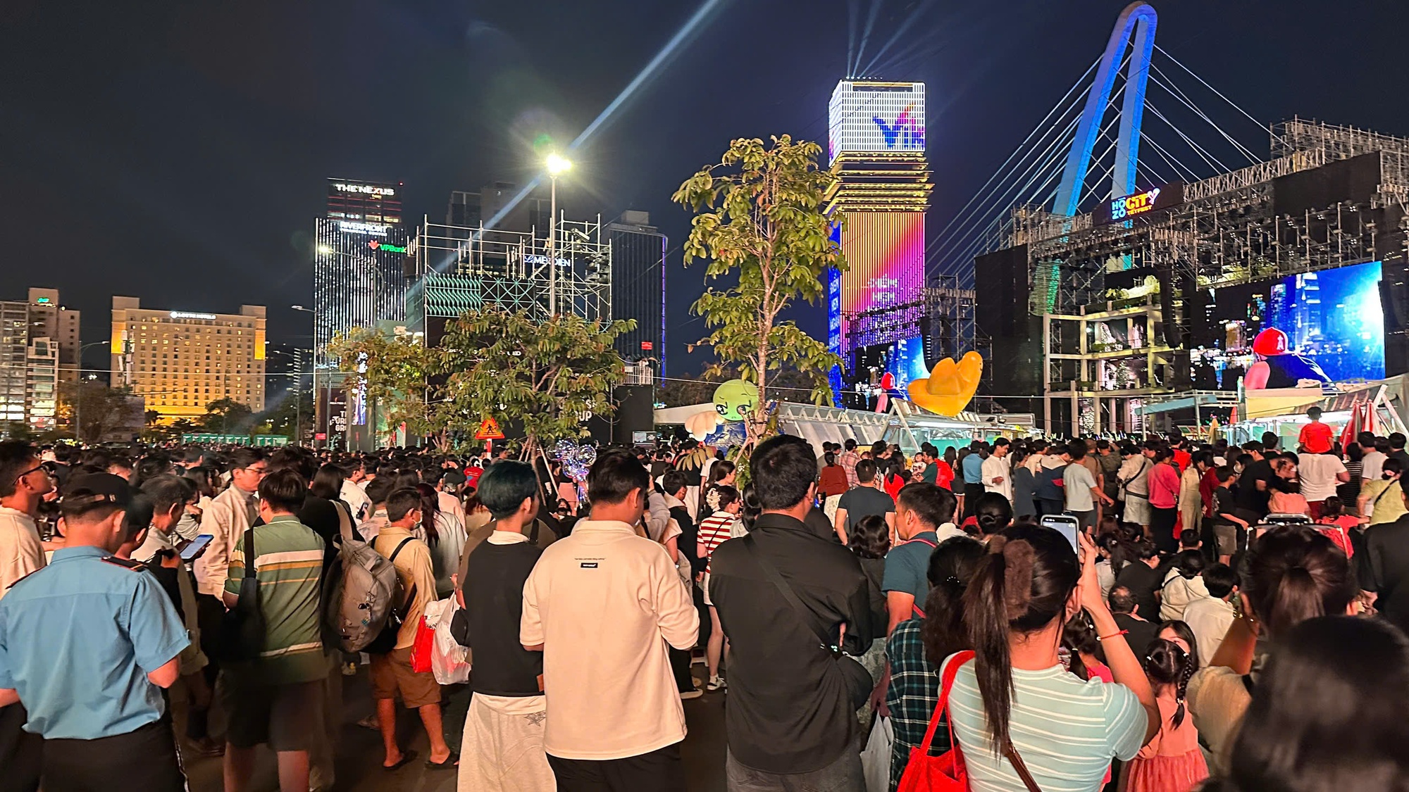 Đêm 31/12: Khách Tây tưng bừng đón năm mới tại TP.HCM, giới trẻ đổ xô đến xem pháo hoa ở view triệu đô bên bờ sông Sài Gòn- Ảnh 24.