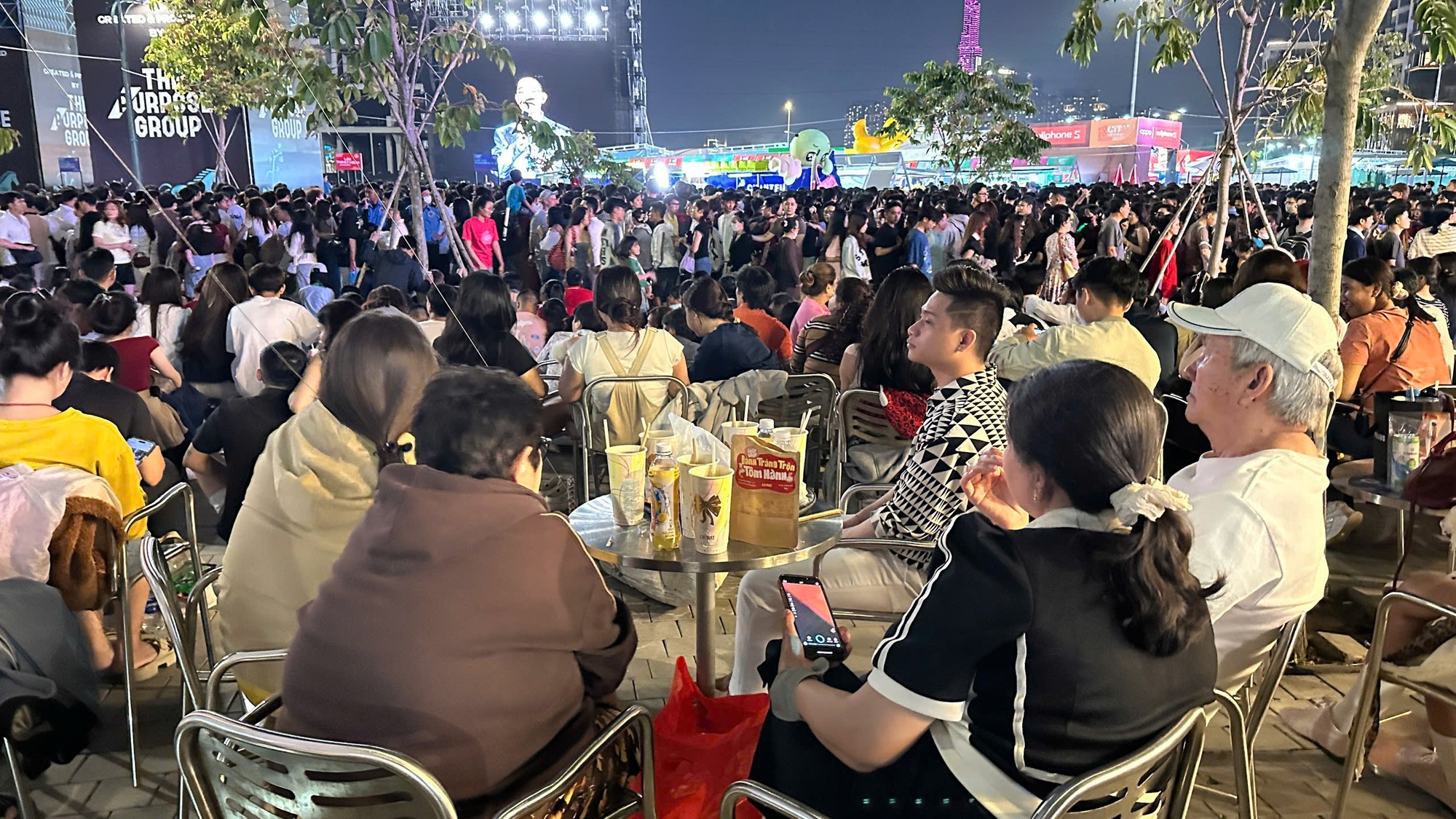 Đêm 31/12: Khách Tây tưng bừng đón năm mới tại TP.HCM, giới trẻ đổ xô đến xem pháo hoa ở view triệu đô bên bờ sông Sài Gòn- Ảnh 22.