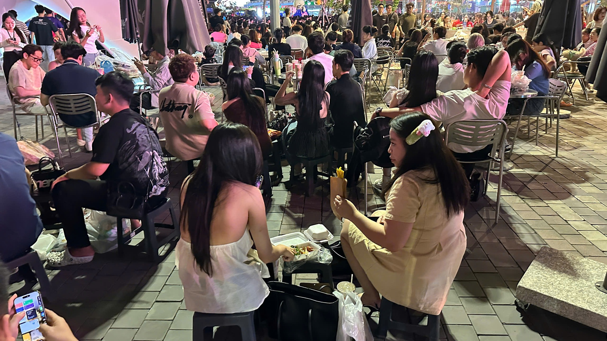 Đêm 31/12: Khách Tây tưng bừng đón năm mới tại TP.HCM, giới trẻ đổ xô đến xem pháo hoa ở view triệu đô bên bờ sông Sài Gòn- Ảnh 21.