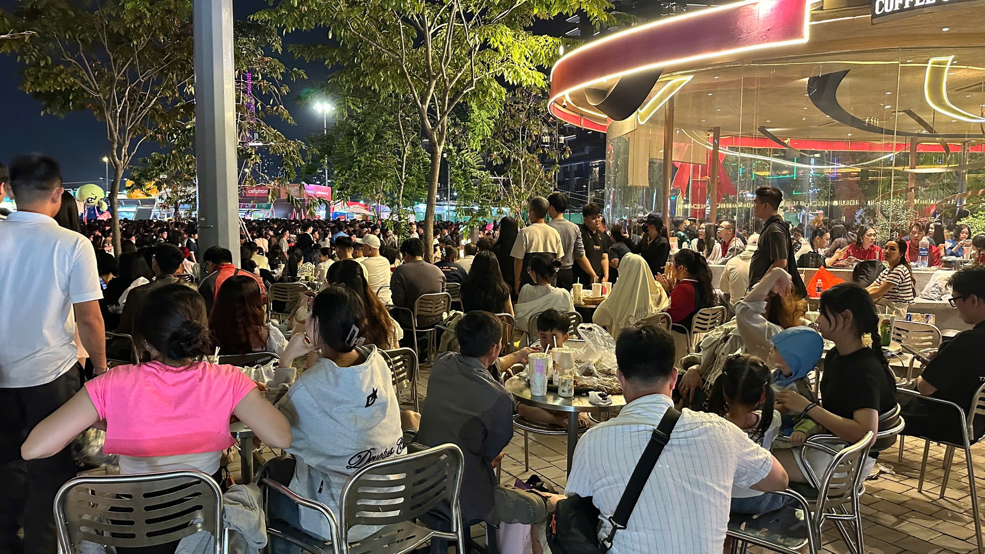 Đêm 31/12: Khách Tây tưng bừng đón năm mới tại TP.HCM, giới trẻ đổ xô đến xem pháo hoa ở view triệu đô bên bờ sông Sài Gòn- Ảnh 23.