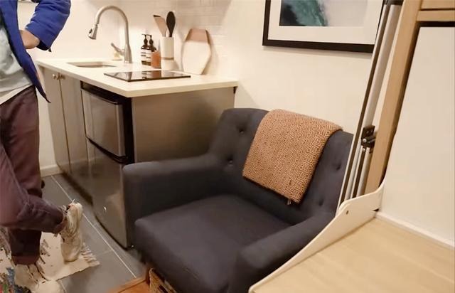 Nhà đất Hong Kong tàn khốc tới mức này: Cặp vợ chồng vặn người mới ngủ nổi trong căn phòng chưa đến 10m²- Ảnh 2.