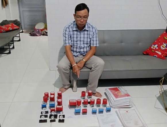 Khám xét khẩn cấp nơi làm việc của Nguyễn Phúc Bình, thu 33 con dấu - Ảnh 1.