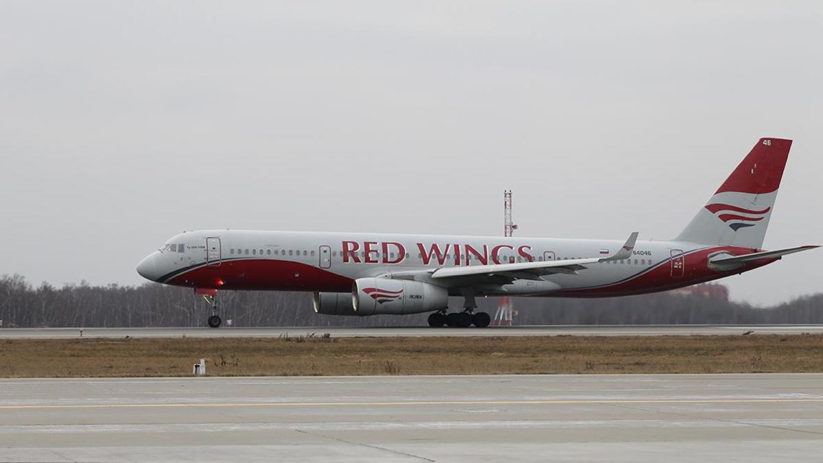 Máy bay chở hơn 400 khách cất cánh từ Moscow hạ cánh khẩn cấp vì cháy động cơ - Ảnh 1.