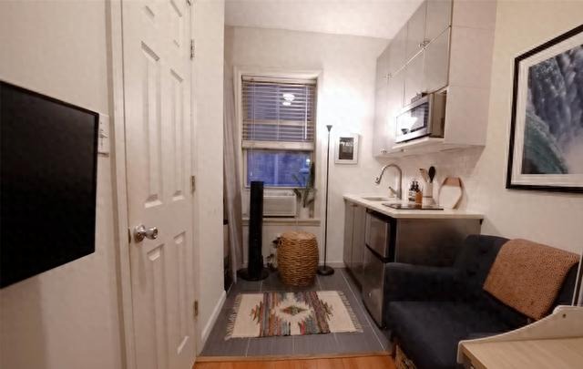 Nhà đất Hong Kong tàn khốc tới mức này: Cặp vợ chồng vặn người mới ngủ nổi trong căn phòng chưa đến 10m²- Ảnh 1.