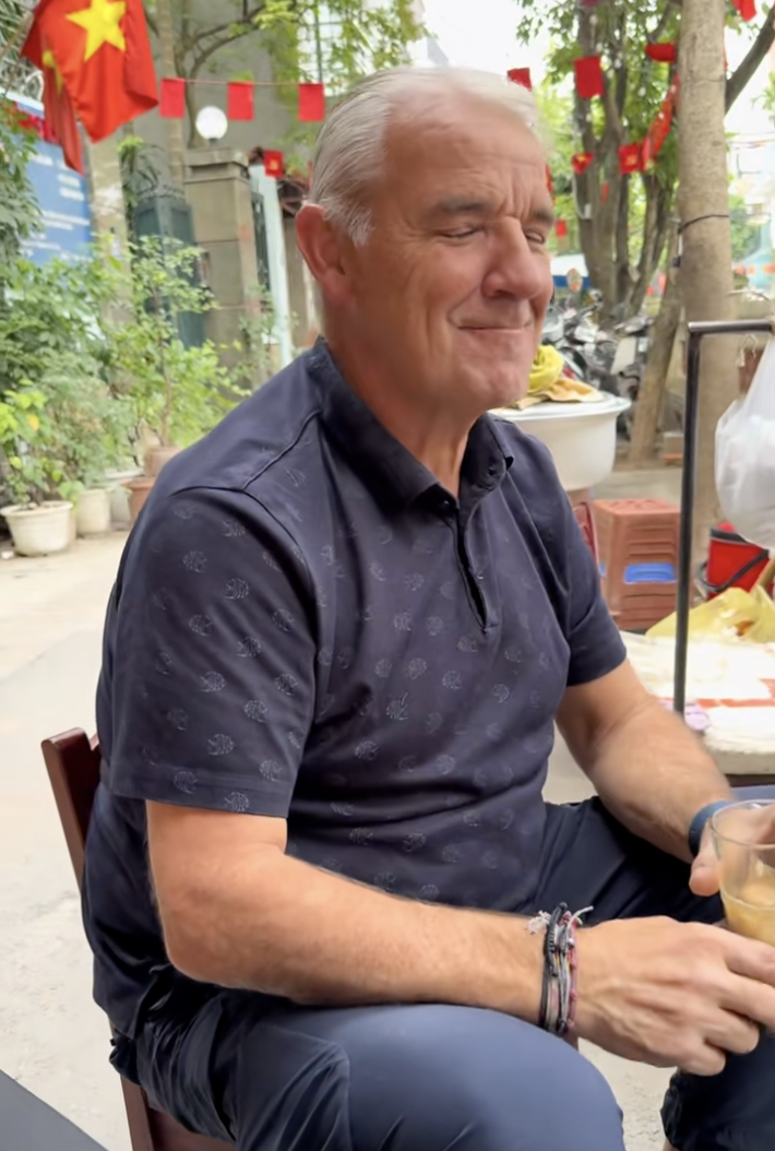 Gần 800.000 người xem khách Tây làm một 1 việc, hướng dẫn viên cảnh báo: “Đừng hỏi vì sao tim đập, tay run”- Ảnh 2.