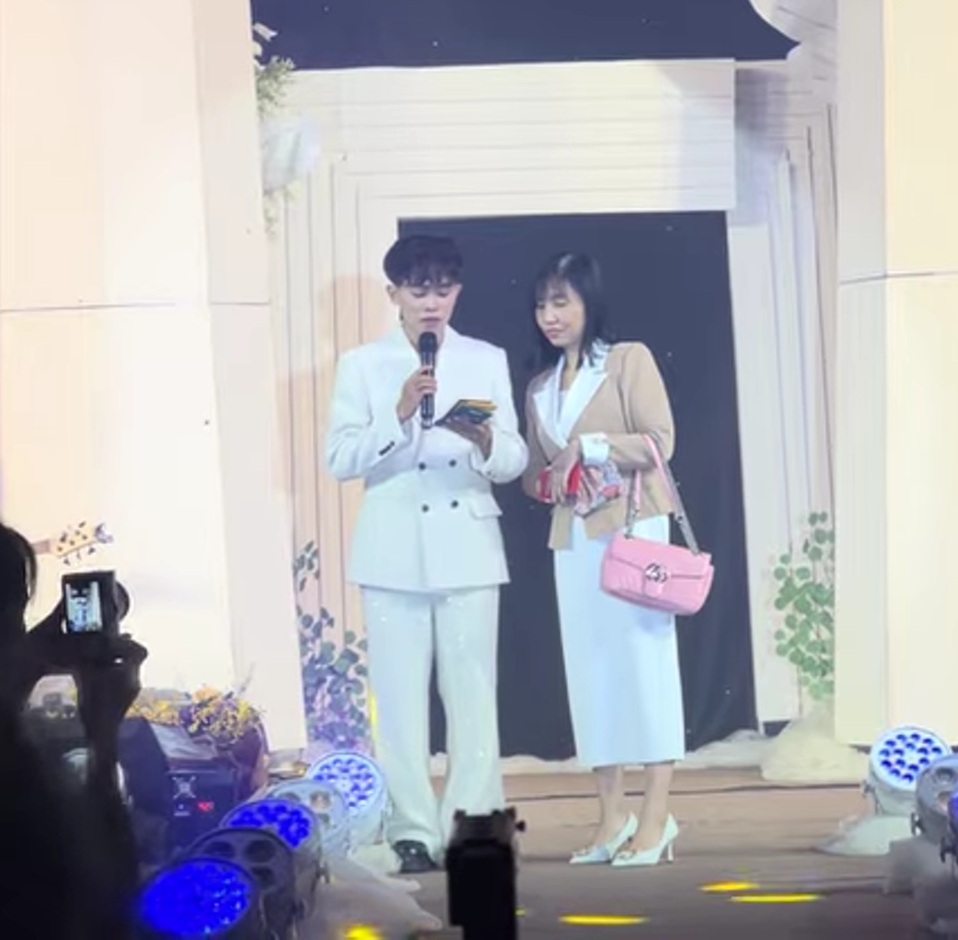 Hồ Văn Cường nhận tiền mặt cả trăm triệu đồng trên sân khấu- Ảnh 2.