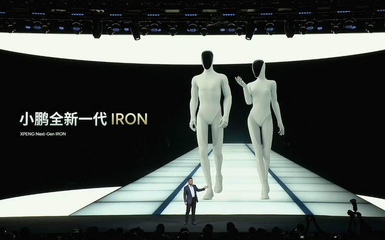 CEO hãng xe Trung Quốc ra lệnh 'cắt chân' robot ngay trên sân khấu để chứng minh không có người bên trong- Ảnh 1.