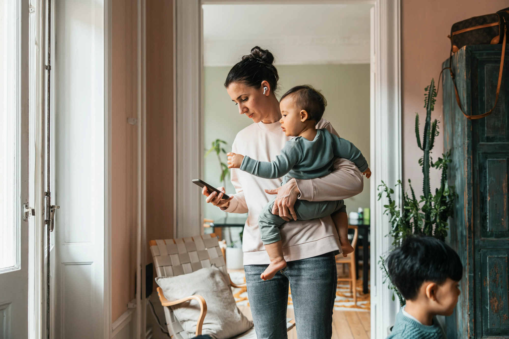 Mẹ 3 con từng làm quần quật nhận ra: Muốn hạnh phúc hơn, phải “lười” trong việc này - Ảnh 2.