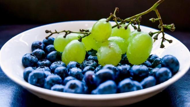 7 nhóm thực phẩm được coi là "thuốc nhỏ mắt tự nhiên" có sẵn trên bàn ăn: Tất cả đều dễ tìm ở ngoài chợ - Ảnh 4. 7 nhóm thực phẩm được coi là "thuốc nhỏ mắt tự nhiên" có sẵn trên bàn ăn: Tất cả đều dễ tìm ở ngoài chợ - Ảnh 4.