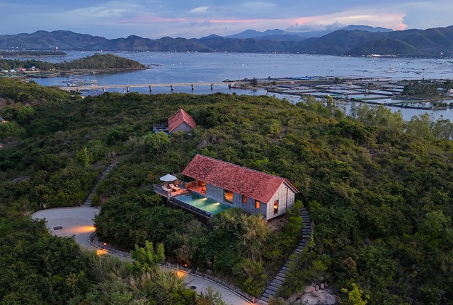 Một resort giá 100 triệu/đêm bị thiệt hại nặng cho bão lũ miền Trung, phải đóng cửa đến 2026- Ảnh 2. Một resort giá 100 triệu/đêm bị thiệt hại nặng cho bão lũ miền Trung, phải đóng cửa đến 2026- Ảnh 2.