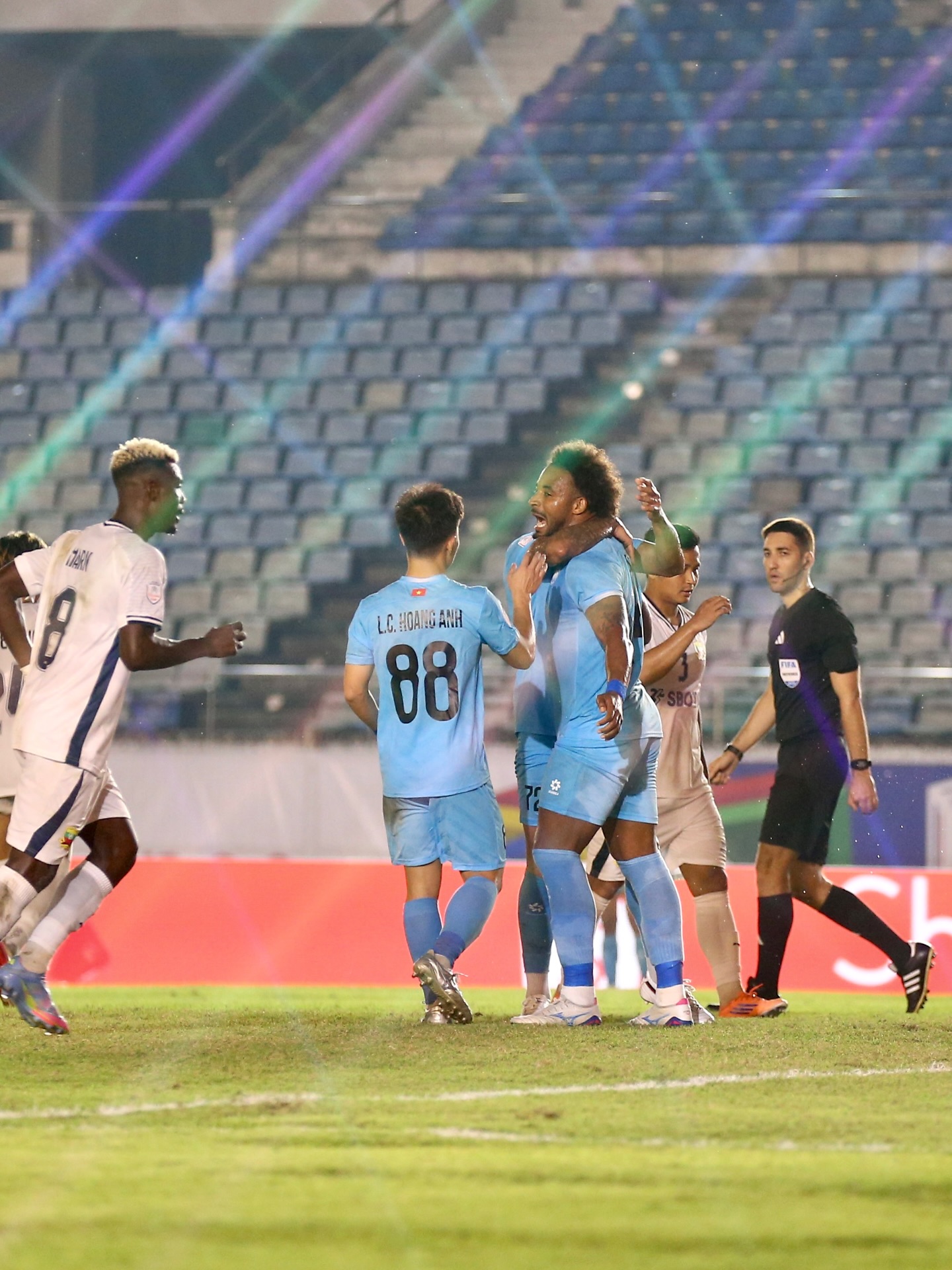 Xuân Son "đáng sợ" quá!- Ảnh 4.